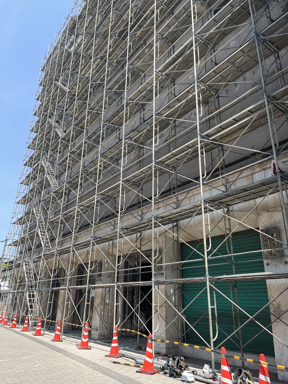 Bâtiment commercial échafaudage